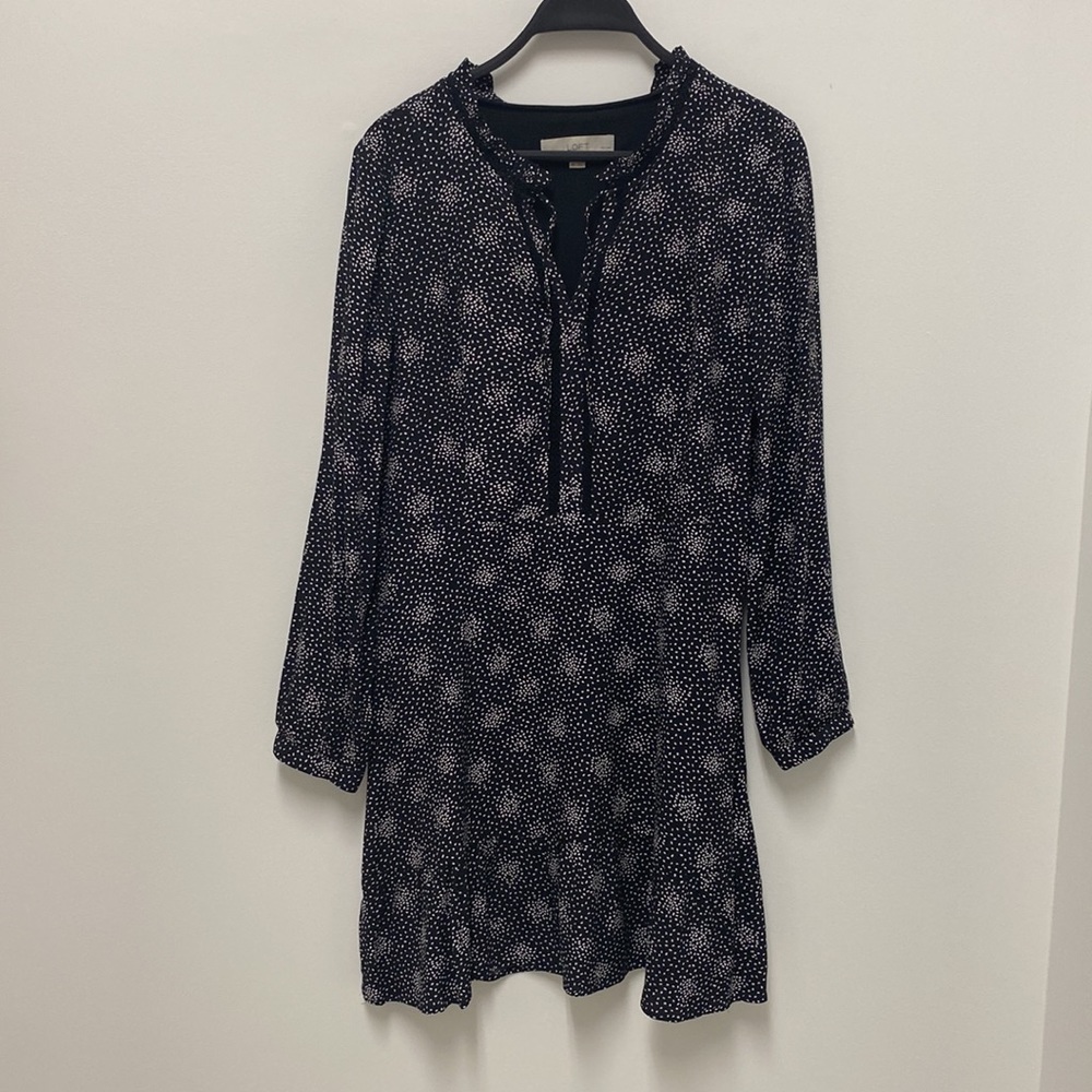 Ann Taylor loft, long sleeve, v neck, tie front in black and white.